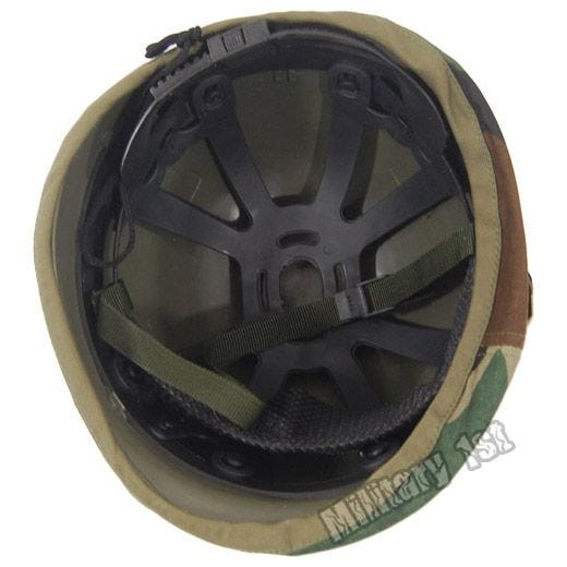 Capacete de Plástico MFH com Capa em Pano - Woodland